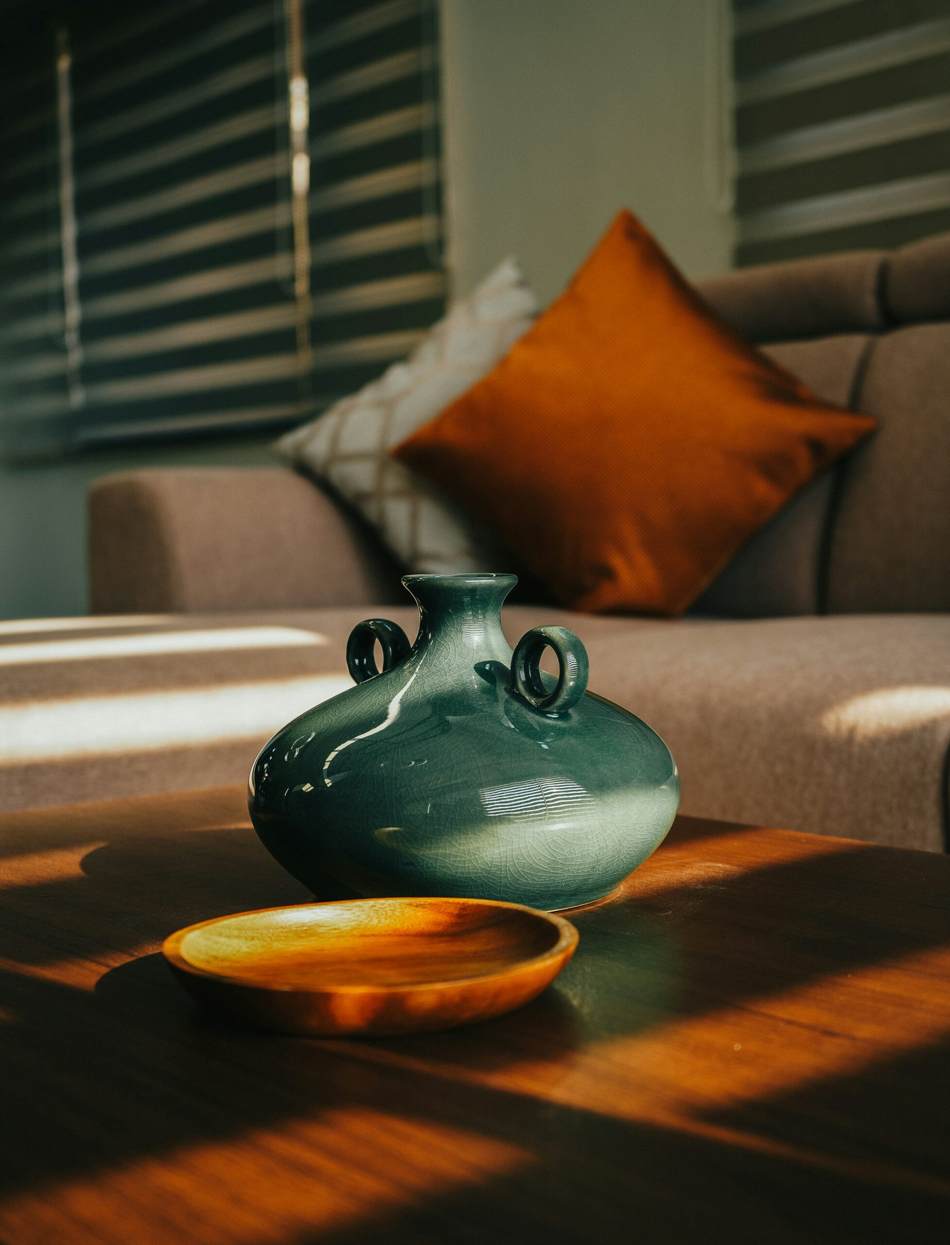 canapé et vase bleu orange
