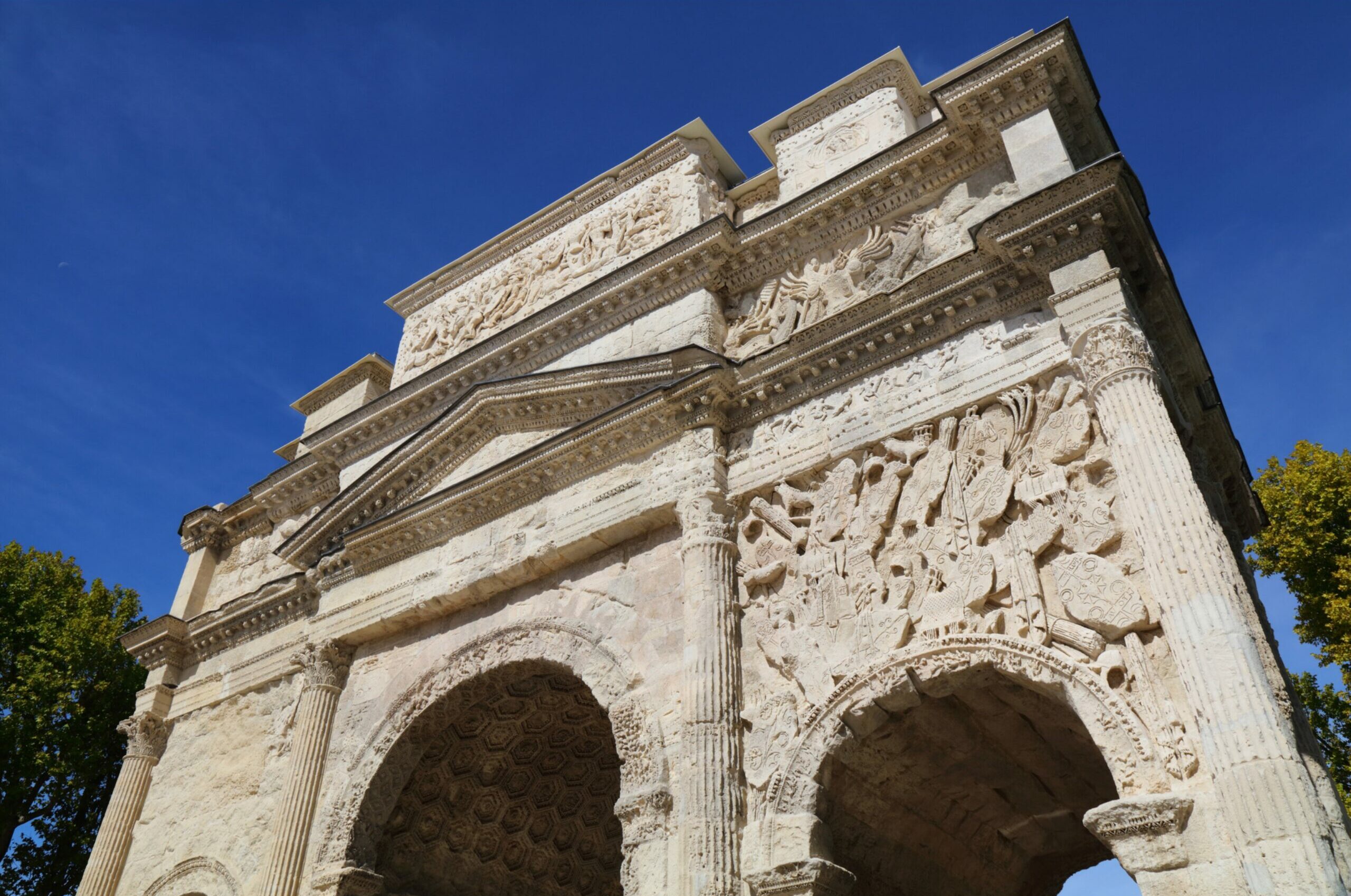 arc-de-triomphe-orange-tourrisme